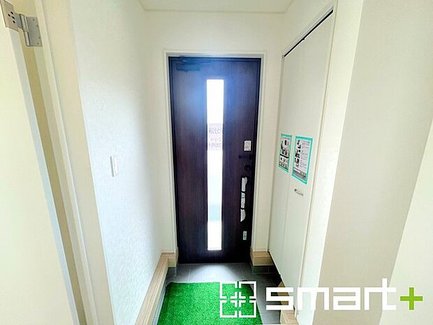 ~穏やかな陽が入る玄関~ ・玄関ドアにガラス部分を設ける事で穏やかな陽の入る玄関になります。 ・備え付けのシューズボックスはたっぷりしまえて玄関がスッキリ片付きますね。