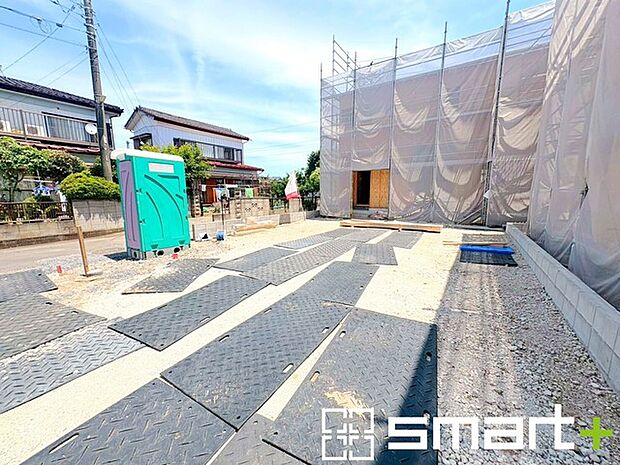～閑静な住宅街の立地～ ・周辺は閑静な住宅街となっておりますので、静かな暮らしをご実現いただけます。 ・前面道路の交通量も多くないので、小さなお子様がいるご家庭でもご安心ですね。 