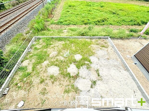 ~お庭もある余裕の敷地~ ・広々した敷地にはお庭もご用意。お庭があるだけで余裕を感じますね。 ・防草シートや人工芝の敷設などのオプションもお気軽にご相談くださいませ。
