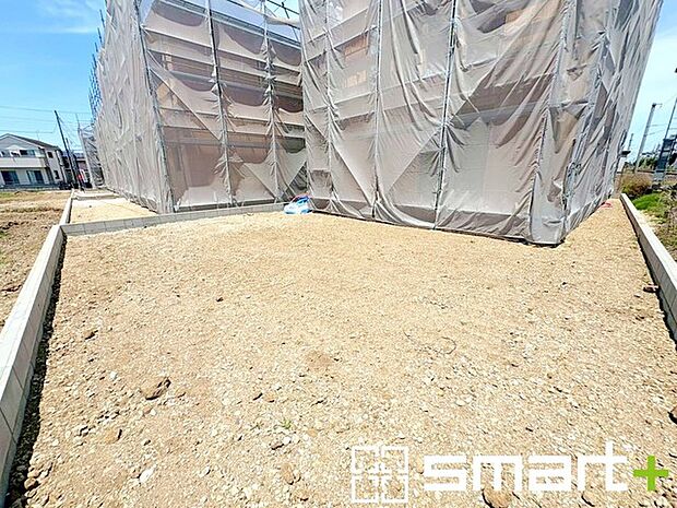 ~お庭もある余裕の敷地~ ・広々した敷地にはお庭もご用意。お庭があるだけで余裕を感じますね。 ・防草シートや人工芝の敷設などのオプションもお気軽にご相談くださいませ。