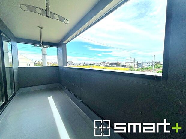 ~屋根付きのバルコニー~ ・バルコニーは屋根付きなので急な雨でも安心です。 ・奥行きもあるので洗濯物が干しやすいのも嬉しいポイントですね。
