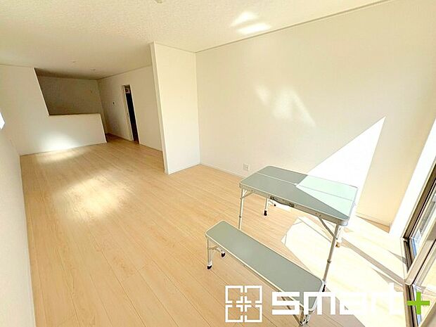 ~穏やかな陽の入るLDK~ ・大きな窓のあるLDKは陽当りも良好で明るい空間となっております。 ・ご家族団らんなど過ごす時間の多いLDKが明るいのは嬉しいポイントですね。