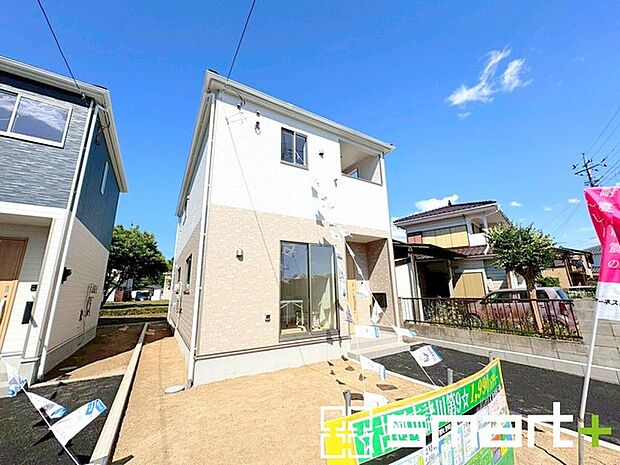 ~お庭もある余裕の敷地~ ・広々した敷地にはお庭もご用意。お庭があるだけで余裕を感じますね。 ・防草シートや人工芝の敷設などのオプションもお気軽にご相談くださいませ。