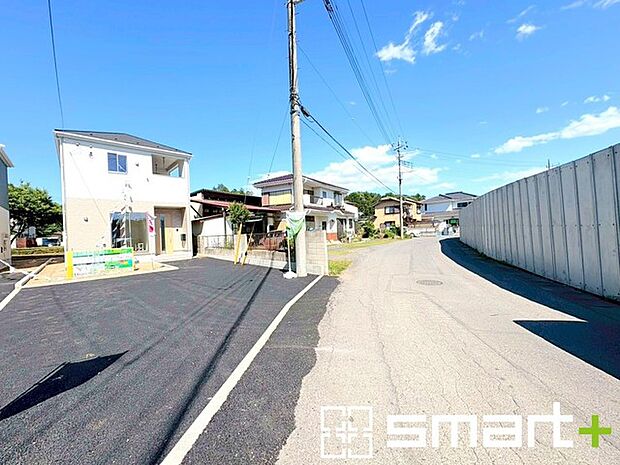 ~閑静な住宅街の立地~ ・周辺は閑静な住宅街となっておりますので、静かな暮らしをご実現いただけます。 ・前面道路の交通量も多くないので、小さなお子様がいるご家庭でもご安心ですね。