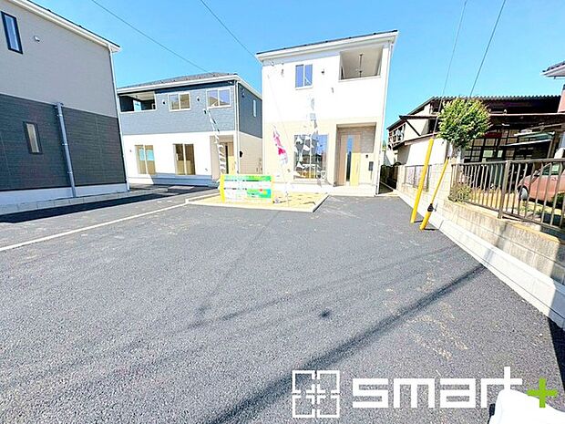 ~ゆとりあるカースペース~ ・セカンドカーや来客時にも困らないカースペース2台分。物置や駐輪スペースなどにも利用できますね。 ・カーポートなどのオプションもお気軽にご相談くださいませ。