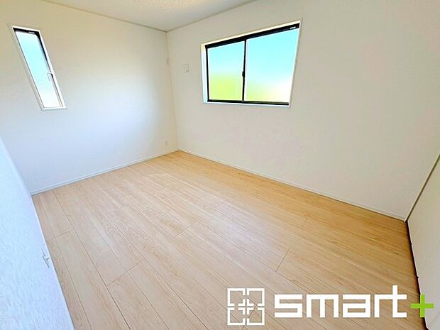 ~2面採光の明るいお部屋~ ・洋室は2面採光とする事で穏やかな陽の入る明るい空間となっております。 ・くつろぎのプライベート時間を明るい空間で穏やかにお過ごしいただけます。