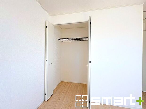 ~収納豊富な洋室~ ・各居室に備え付けの収納をご用意。タンスなどを置く場合と比べ出っ張らないので部屋の中を有効のご活用いただけます。 ・収納の広さなどぜひ現地でご確認くださいませ。