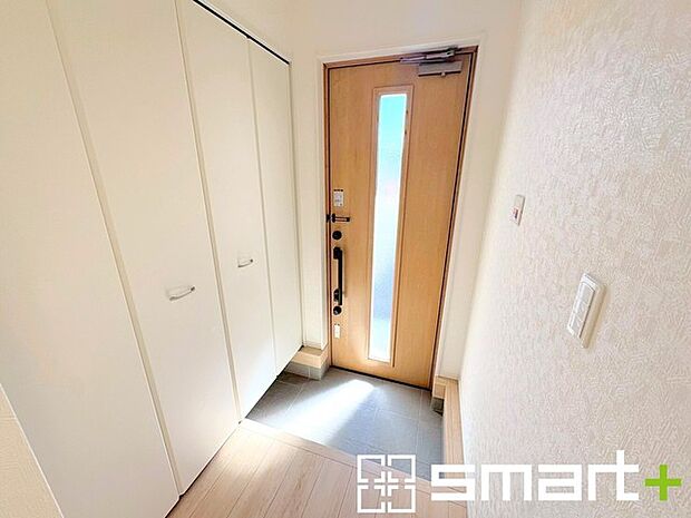~穏やかな陽が入る玄関~ ・玄関ドアにガラス部分を設ける事で穏やかな陽の入る玄関になります。 ・備え付けのシューズボックスはたっぷりしまえて玄関がスッキリ片付きますね。