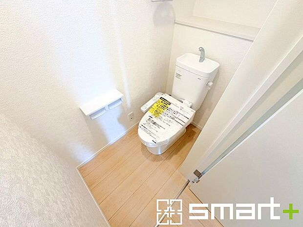 ~小窓付きの明るいトイレ~ ・使用後や掃除の際には新鮮な空気を取り込み換気ができます。 ・背面のスペースにちょっとした棚を設置すれば、トイレットペーパーのストックなども置けますね。