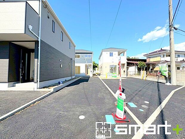 ~ゆとりあるカースペース~ ・セカンドカーや来客時にも困らないカースペース2台分。物置や駐輪スペースなどにも利用できますね。 ・カーポートなどのオプションもお気軽にご相談くださいませ。