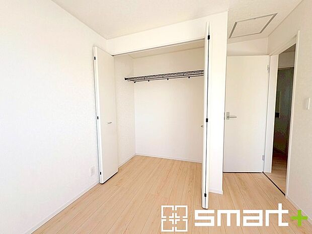 ~収納豊富な洋室~ ・各居室に備え付けの収納をご用意。タンスなどを置く場合と比べ出っ張らないので部屋の中を有効のご活用いただけます。 ・収納の広さなどぜひ現地でご確認くださいませ。