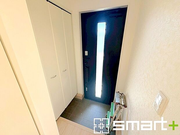 ~穏やかな陽が入る玄関~ ・玄関ドアにガラス部分を設ける事で穏やかな陽の入る玄関になります。 ・備え付けのシューズボックスはたっぷりしまえて玄関がスッキリ片付きますね。