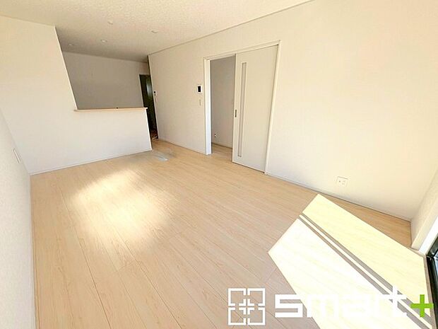 ~穏やかな陽の入るLDK~ ・大きな窓のあるLDKは陽当りも良好で明るい空間となっております。 ・ご家族団らんなど過ごす時間の多いLDKが明るいのは嬉しいポイントですね。