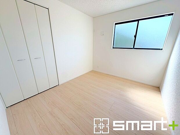 ~収納豊富な洋室~ ・各居室に備え付けの収納をご用意。タンスなどを置く場合と比べ出っ張らないので部屋の中を有効のご活用いただけます。 ・収納の広さなどぜひ現地でご確認くださいませ。