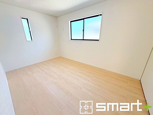 ~2面採光の明るいお部屋~ ・洋室は2面採光とする事で穏やかな陽の入る明るい空間となっております。 ・くつろぎのプライベート時間を明るい空間で穏やかにお過ごしいただけます。