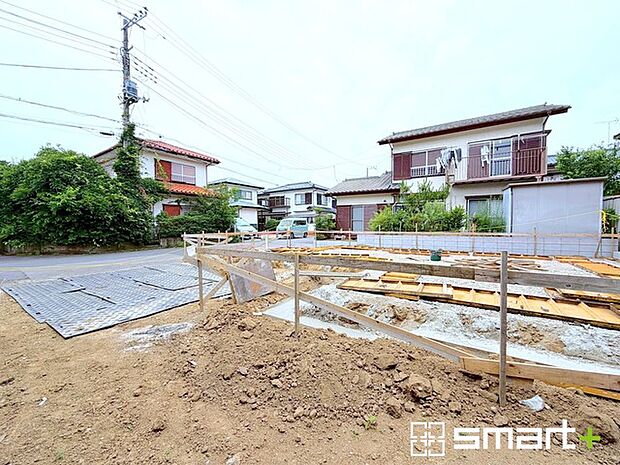 ～ベタ基礎でしっかりとした土台～ ・コンクリートの中に鉄筋を配し強度を高めた「ベタ基礎」を採用。 ・しっかりとした土台を造ったうえで、その上に建物が築造されていきます。 