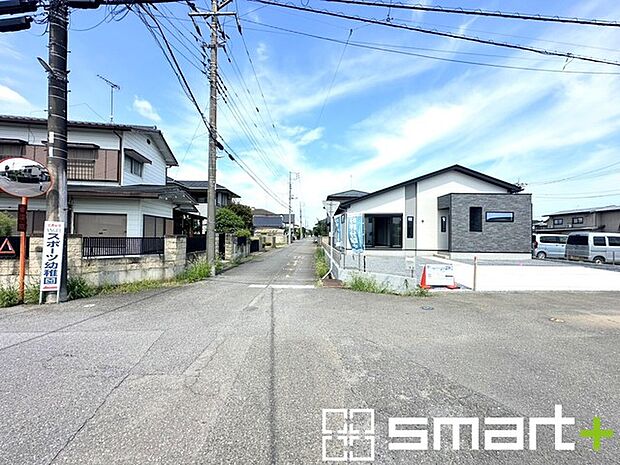 ~開放感ある角地のお住まい~ ・2方向が空く事で開放感のある角地に位置しております。 ・窮屈な感じが無く、ゆったりと暮らせるこの魅力をぜひ現地でご体感くださいませ。