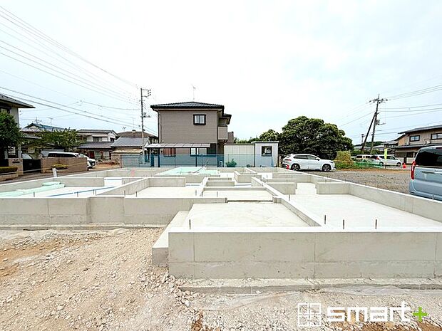 ~ベタ基礎でしっかりとした土台~ ・コンクリートの中に鉄筋を配し強度を高めた「ベタ基礎」を採用。 ・しっかりとした土台を造ったうえで、その上に建物が築造されていきます。