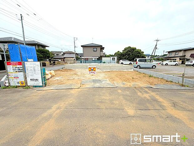 ~閑静な住宅街の立地~ ・周辺は閑静な住宅街となっておりますので、静かな暮らしをご実現いただけます。 ・前面道路の交通量も多くないので、小さなお子様がいるご家庭でもご安心ですね。