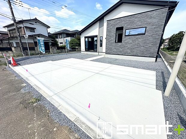 ～ゆとりあるカースペース～ ・セカンドカーや来客時にも困らないカースペース3台以上。自転車やバイク、物置などもおける余裕の広さです。 ・カーポートなどのオプションもお気軽にご相談くださいませ。 