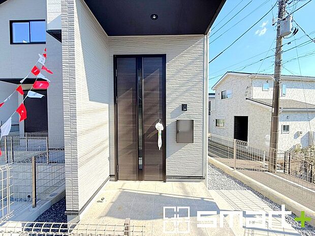 ~お住まいの顔「玄関」~ ・玄関ドアの上にはもちろん軒がございますので、雨の日でも濡れずに鍵の開閉が可能です。 ・鍵は防犯性に優れたディンプルキーを採用。