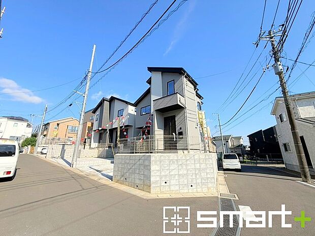 ~開放感ある角地のお住まい~ ・2方向が空く事で開放感のある角地に位置しております。 ・窮屈な感じが無く、ゆったりと暮らせるこの魅力をぜひ現地でご体感くださいませ。