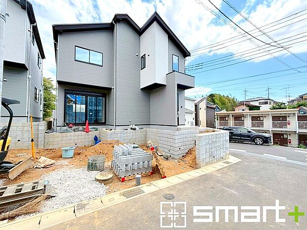 ~ベタ基礎でしっかりとした土台~ ・コンクリートの中に鉄筋を配し強度を高めた「ベタ基礎」を採用。 ・しっかりとした土台を造ったうえで、その上に建物が築造されていきます。
