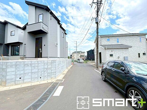 ~閑静な住宅街の立地~ ・周辺は閑静な住宅街となっておりますので、静かな暮らしをご実現いただけます。 ・前面道路の交通量も多くないので、小さなお子様がいるご家庭でもご安心ですね。