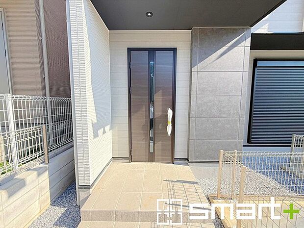 ~お住まいの顔「玄関」~ ・玄関ドアの上にはもちろん軒がございますので、雨の日でも濡れずに鍵の開閉が可能です。 ・鍵は防犯性に優れたディンプルキーを採用。