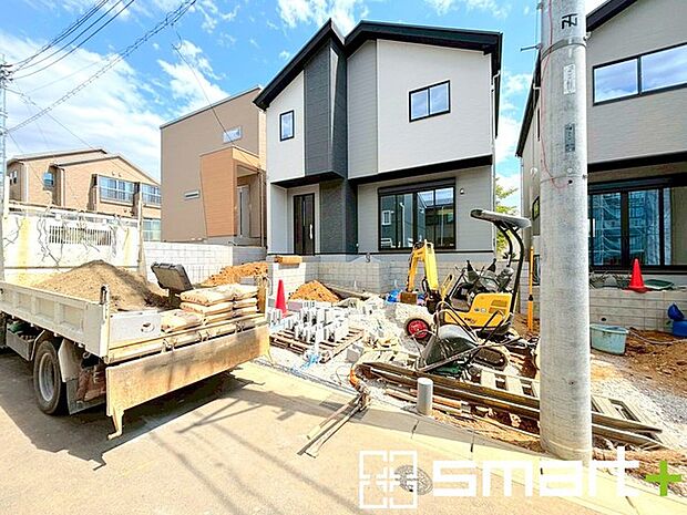 ～ベタ基礎でしっかりとした土台～ ・コンクリートの中に鉄筋を配し強度を高めた「ベタ基礎」を採用。 ・しっかりとした土台を造ったうえで、その上に建物が築造されていきます。 