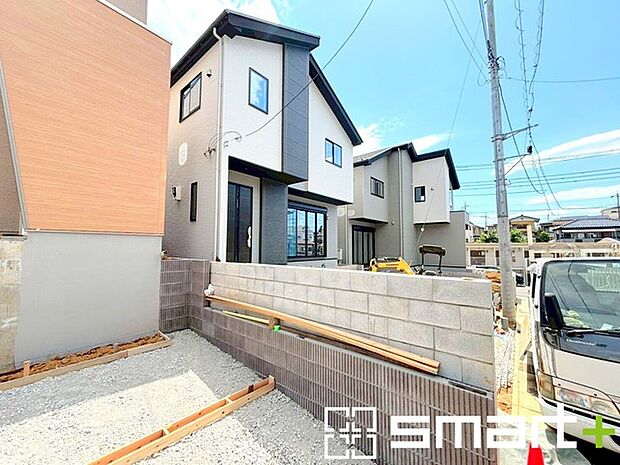 ～閑静な住宅街の立地～ ・周辺は閑静な住宅街となっておりますので、静かな暮らしをご実現いただけます。 ・前面道路の交通量も多くないので、小さなお子様がいるご家庭でもご安心ですね。 