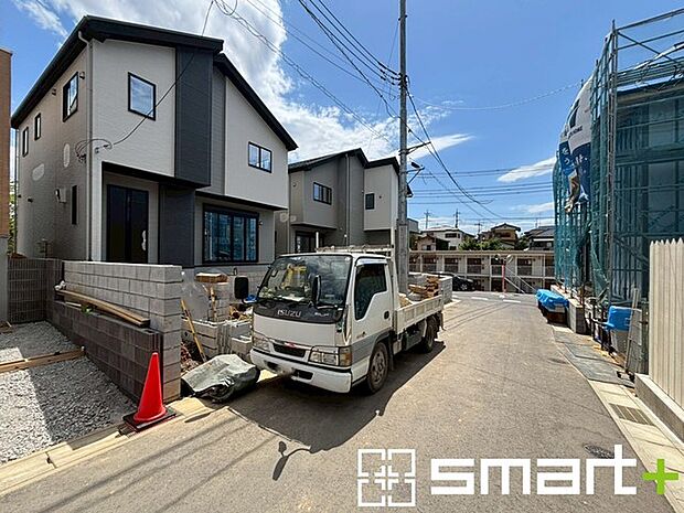 ～十分な広さのある前面道路～ ・前面道路は約5ｍございますので、お車でのすれ違いも楽々で余計なストレスがかかりません。 ・日々お車での移動が多い方には大切なポイントですね。 