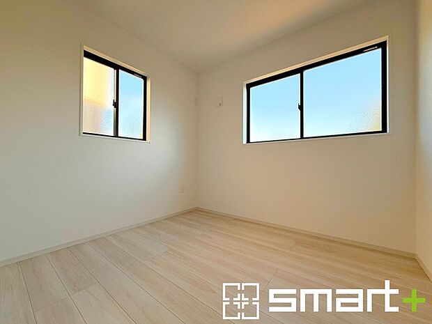 ~2面採光の明るいお部屋~ ・洋室は2面採光とする事で穏やかな陽の入る明るい空間となっております。 ・くつろぎのプライベート時間を明るい空間で穏やかにお過ごしいただけます。