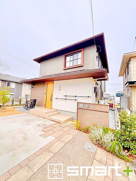 ～駐車場は2台分ご用意～ ・駐車場は2台分ございますので、車通勤の方や複数台お持ちの方にもお勧めのお住まいです。 ・カーポートなどのオプションもお気軽にご相談くださいませ。