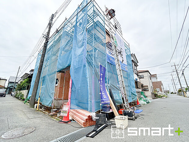 ~開放感ある角地のお住まい~ ・2方向が空く事で開放感のある角地に位置しております。 ・窮屈な感じが無く、ゆったりと暮らせるこの魅力をぜひ現地でご体感くださいませ。
