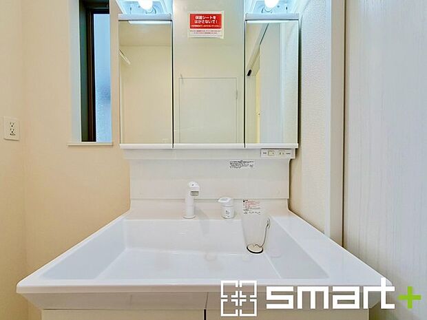 ~シャワー付き洗面台を採用~ ・洗面台の蛇口がホースで伸びシャワーとしてご利用可能。 ・朝の寝ぐせ直しなどにシャワーを使いたい時、洗面台の掃除をする際にも便利にお使いいただけます。