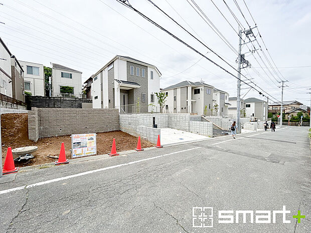~閑静な住宅街の立地~ ・周辺は閑静な住宅街となっておりますので、静かな暮らしをご実現いただけます。 ・前面道路の交通量も多くないので、小さなお子様がいるご家庭でもご安心ですね。