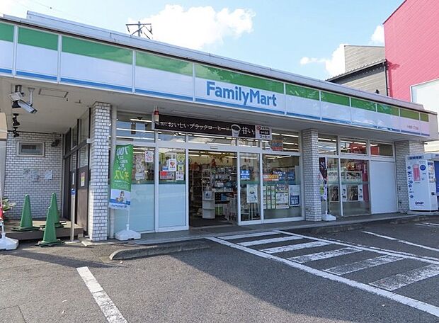 ファミリーマート小金原8丁目店(650m)