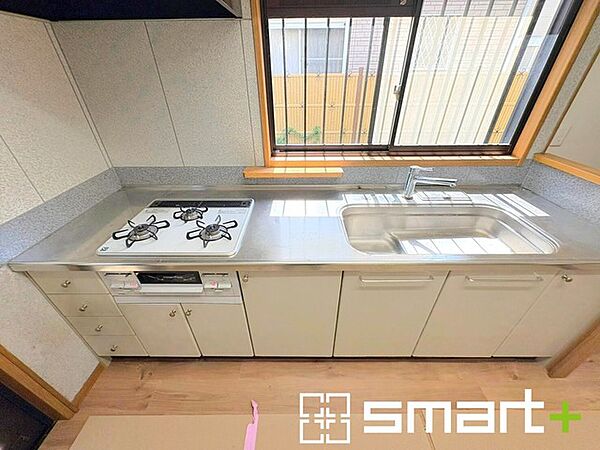 ～使い勝手の良いシステムキッチン～ ・料理がしやすい設計のキッチンでお料理もはかどりますね。 ・もちろんキッチン下部は収納になっておりますので、フライパンなども収納可能です。