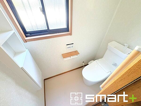 ～やはり便利なタンク式トイレ～ ・最近はタンクレストイレもございますが、タンク式の場合は停電時もお水を流すことが可能。 ・故障時なども比較的費用が安くなるなど、メリットが多くなります。