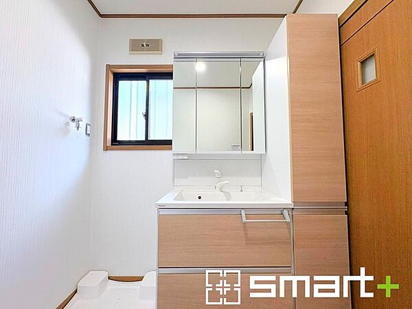 ～シャワー付き洗面台を採用～ ・洗面台の蛇口がホースで伸びシャワーとしてご利用可能。 ・朝の寝ぐせ直しなどにシャワーを使いたい時、洗面台の掃除をする際にも便利にお使いいただけますよ。
