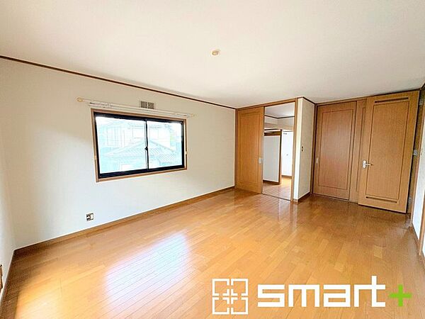 ～2面採光の明るいお部屋～ ・洋室は2面採光とする事で穏やかな陽の入る明るい空間となっております。 ・くつろぎのプライベート時間を明るい空間で穏やかにお過ごしいただけます。