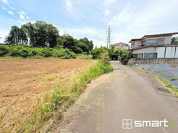 ～十分な広さのある前面道路～ ・前面道路は約4ｍございますので、お車でのすれ違いも可能で余計なストレスがかかりません。 ・日々お車での移動が多い方には大切なポイントですね。