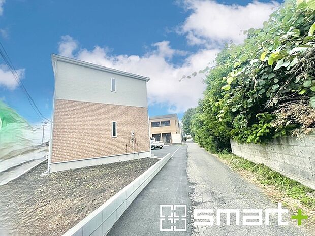 ~開放感ある角地のお住まい~ ・2方向が空く事で開放感のある角地に位置しております。 ・窮屈な感じが無く、ゆったりと暮らせるこの魅力をぜひ現地でご体感くださいませ。