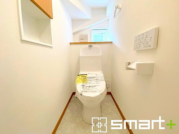～やはり便利なタンク式トイレ～ ・最近はタンクレストイレもございますが、タンク式の場合は停電時もお水を流すことが可能。 ・故障時なども比較的費用が安くなるなど、メリットが多くなります。 