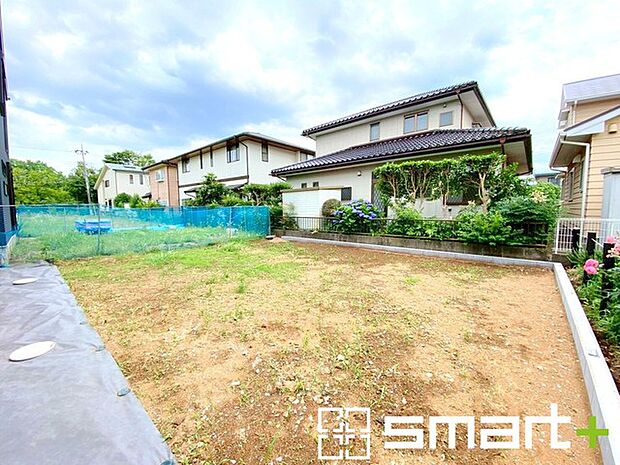 ～広々したお庭のある邸宅～ ・余裕の敷地には広いお庭もご用意。 ・ガーデニングや安らぎの空間として、倉庫を置いたりと様々な活用が可能です。 ・人工芝の敷設などもお気軽にご相談くださいませ。 