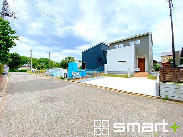 ~閑静な住宅街の立地~ ・周辺は閑静な住宅街となっておりますので、静かな暮らしをご実現いただけます。 ・前面道路の交通量も多くないので、小さなお子様がいるご家庭でもご安心ですね。