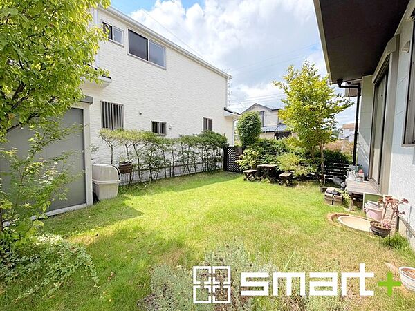 ～広々したお庭のある邸宅～ ・余裕の敷地には広いお庭もご用意。 ・ガーデニングや安らぎの空間として、倉庫を置いたりと様々な活用が可能です。 ・大型物置もございますので収納庫としてお使いいただけます。