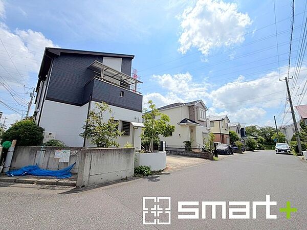 ～十分な広さのある前面道路～ ・前面道路は約6ｍございますので、お車でのすれ違いも楽々で余計なストレスがかかりません。 ・日々お車での移動が多い方には大切なポイントですね。