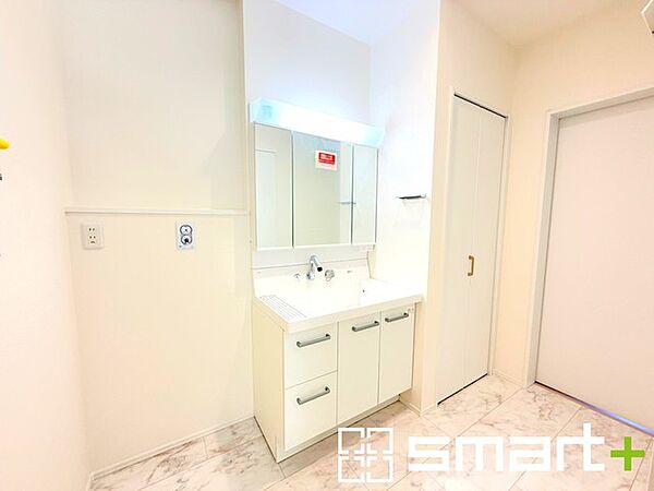 ～シャワー付き洗面台を採用～ ・洗面台の蛇口がホースで伸びシャワーとしてご利用可能。 ・朝の寝ぐせ直しなどにシャワーを使いたい時、洗面台の掃除をする際にも便利にお使いいただけますよ。